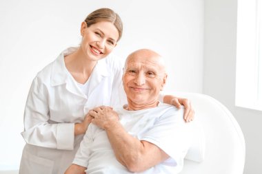 Modern klinikte doktor ile yaşlı adam