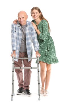 Beyaz arka planda kızı olan yaşlı adam