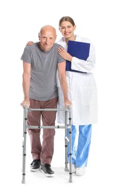 Beyaz arka plan üzerinde doktor ile yaşlı adam