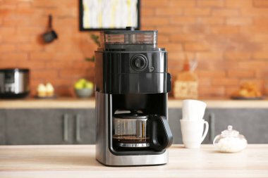 Mutfakta masada modern kahve makinesi