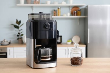 Mutfakta masada modern kahve makinesi