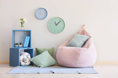 Işık duvara yakın raf ünitesi ve yumuşak yastıklar ile Beanbag sandalye