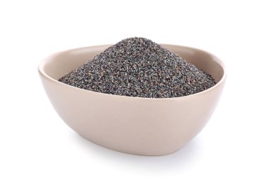 Beyaz arkaplanda haşhaş tohumları olan bir kase