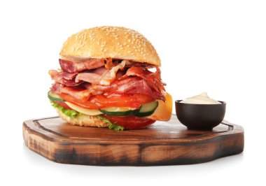 Beyaz arka planda pastırma ve sos ile lezzetli burger