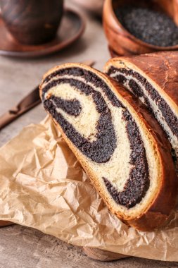 Parşömen üzerinde lezzetli kesilmiş haşhaş topuzun, closeup