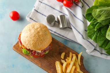 Masada pastırma ve patates kızartması ile lezzetli burger