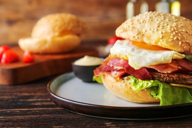 Domuz pastırması ve kızarmış yumurta ile lezzetli burger masada