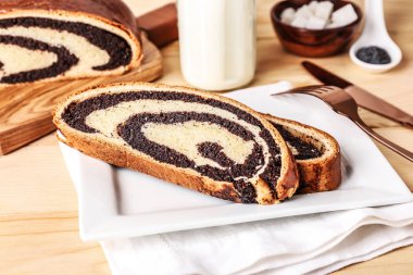 Tabakta lezzetli kesilmiş haşhaş lı çörek