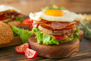 Masada pastırma ve kızarmış yumurta ile lezzetli sandviç