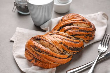 Gri masada lezzetli haşhaş topuz