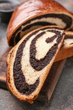 Ahşap tahta üzerinde lezzetli kesilmiş haşhaş topuzun, closeup