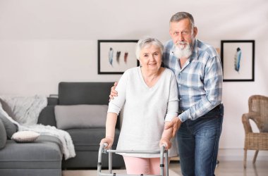 Huzurevinde yaşlı çiftin portresi