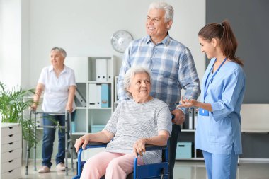 Huzurevinde bakıcı ile yaşlı insanlar