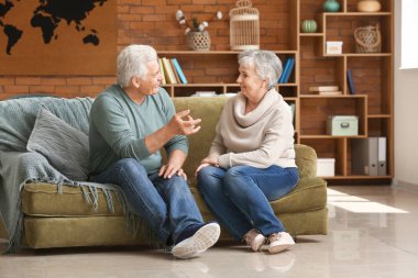 Huzurevinde yaşlı çiftin portresi