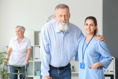 Huzurevinde bakıcı ile yaşlı adam