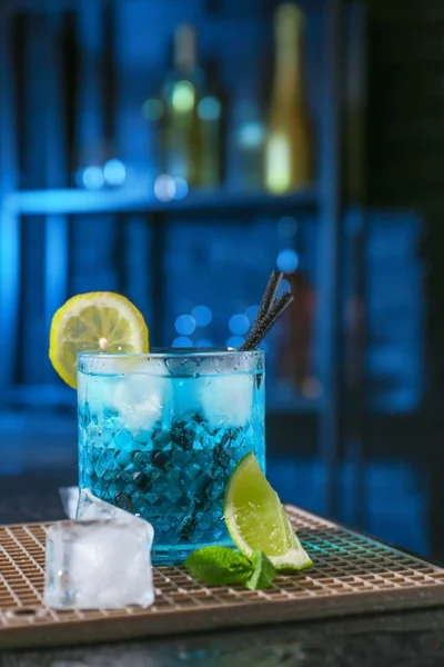 Gelas Blue Lagoon cocktail di atas meja di bar — Stok Foto