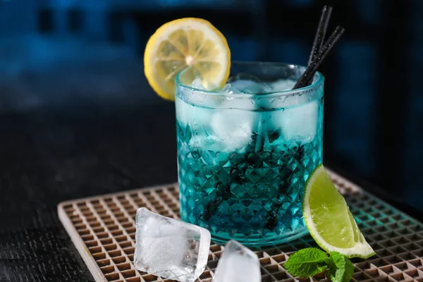 Glas blauer Lagunencocktail auf dem Tisch in der Bar — Stockfoto