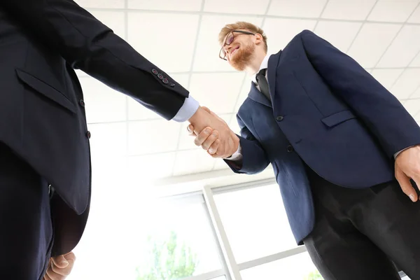 事務所で握手する業務提携先 — ストック写真