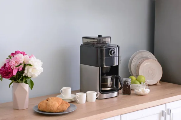 Modern coffee machine in kitchen — Stock Photo, Image