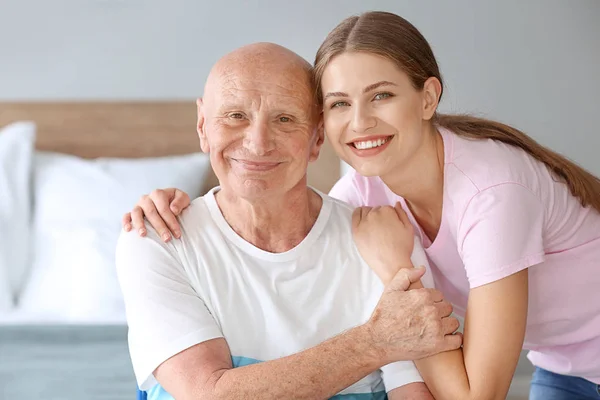 Giovane donna in visita al padre in casa di cura — Foto Stock