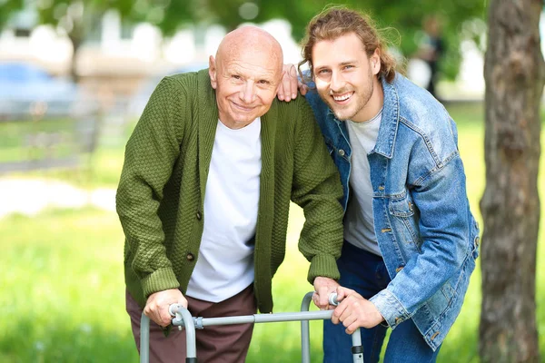 Uomo anziano con suo figlio nel parco — Foto Stock