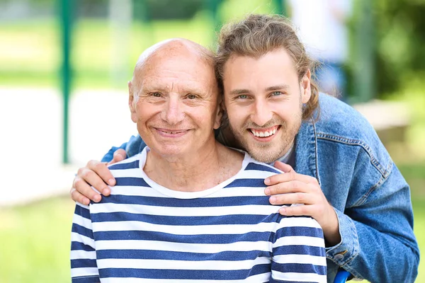 Uomo anziano con suo figlio nel parco — Foto Stock