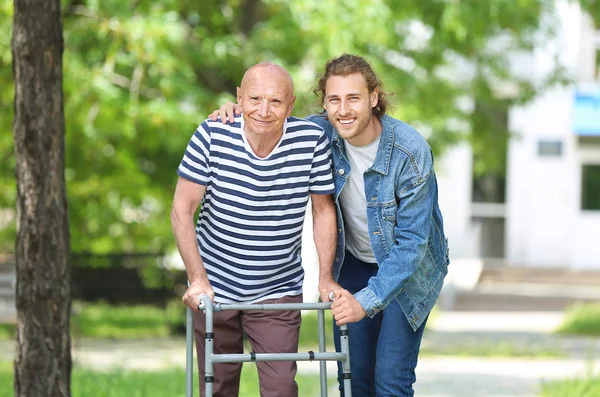 Uomo anziano con suo figlio nel parco — Foto Stock