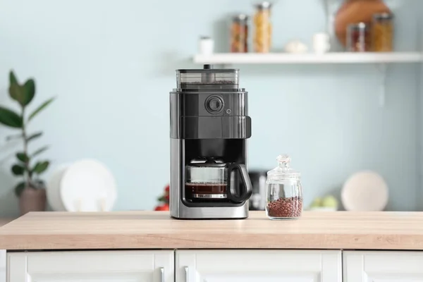 Сучасна кавоварка на столі на кухні — стокове фото