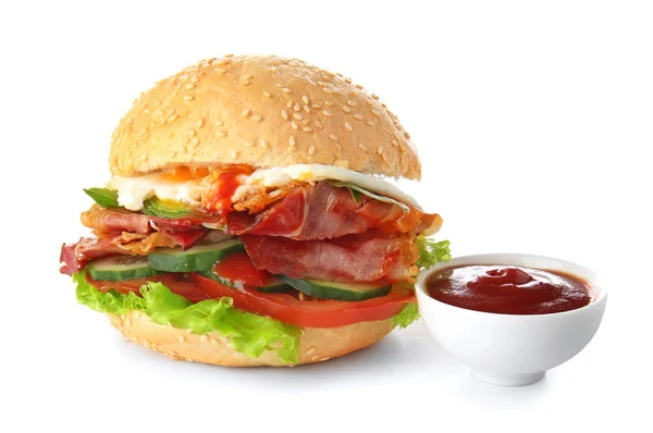 Leckere Burger mit Speck und Soße auf weißem Hintergrund — Stockfoto