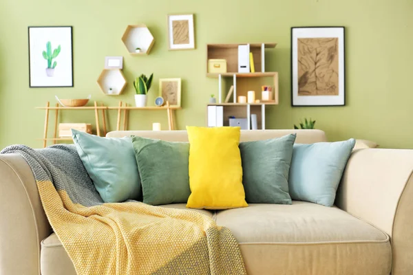 Interior ruangan modern dengan sofa dan bantal lembut — Stok Foto