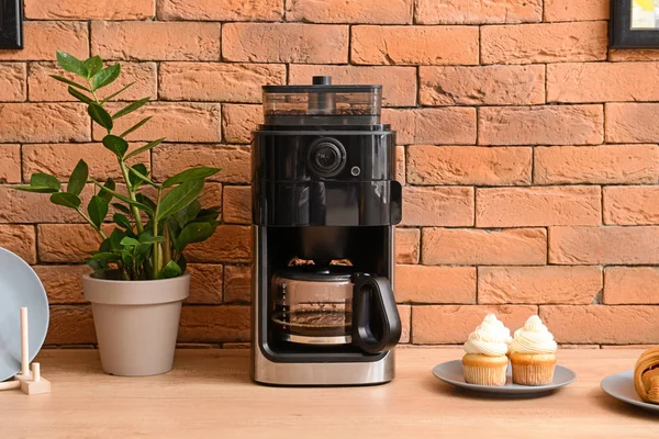 Máquina de café moderna na mesa na cozinha — Fotografia de Stock