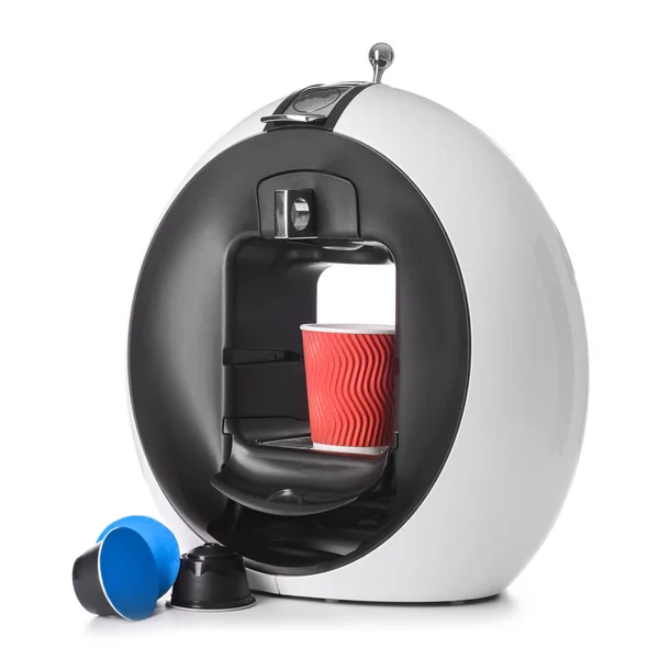흰색 배경에 컵과 캡슐이있는 현대적인 커피 머신 — 스톡 사진