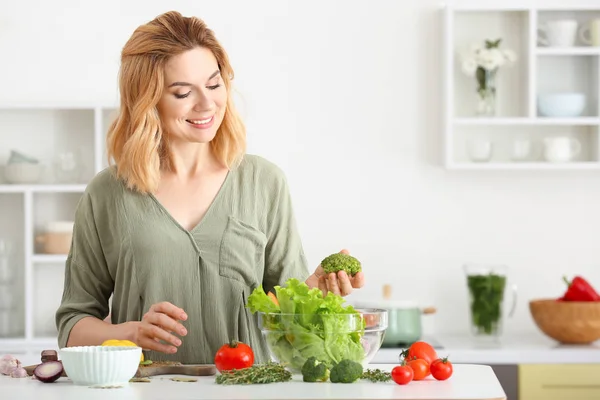 Femme faisant salade de légumes sains dans la cuisine — Photo