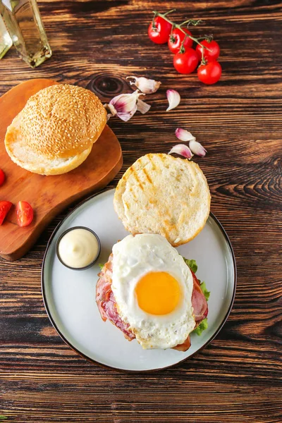 Composition with tasty burger on table — Stock Photo, Image