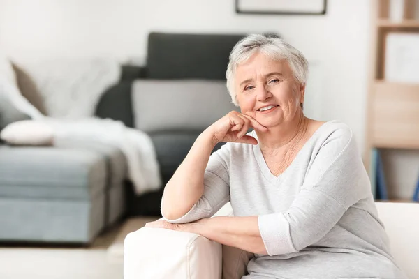 Ritratto di donna anziana in casa di cura — Foto Stock