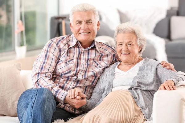 Ritratto di coppia anziana in casa di cura — Foto Stock