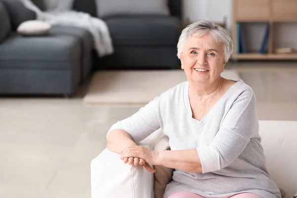 Portré idős nő az idősek otthonában — Stock Fotó