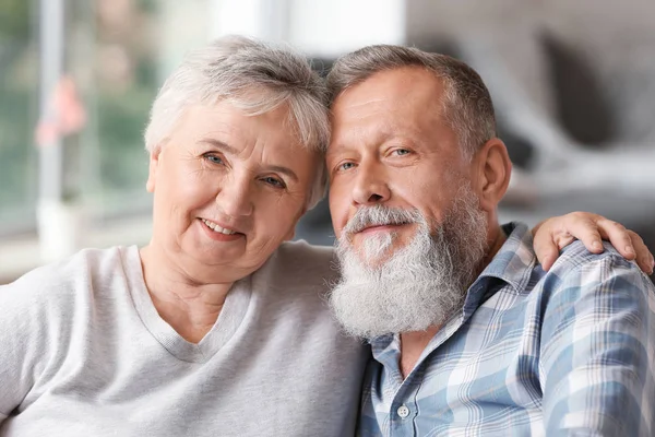 Porträtt av äldre par i vårdhem — Stockfoto