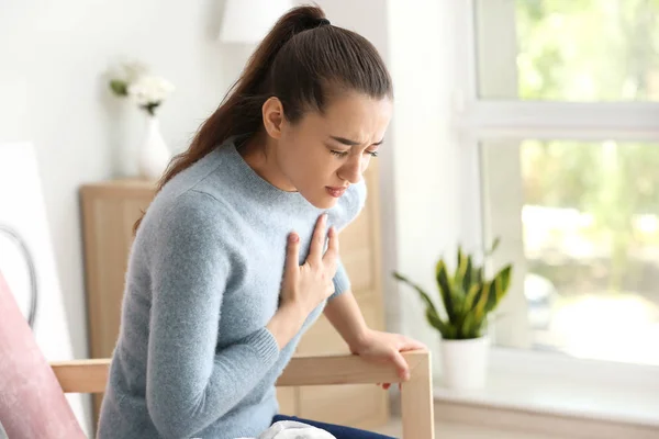 Giovane donna che soffre di infarto a casa — Foto Stock