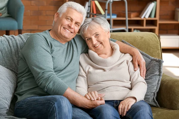 Retrato de pareja anciana en asilo de ancianos —  Fotos de Stock