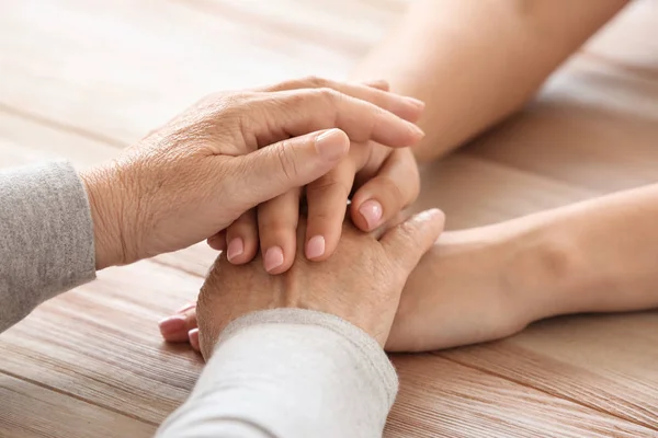 Ruce starší ženy a její vnučka. Koncepce péče a podpory — Stock fotografie