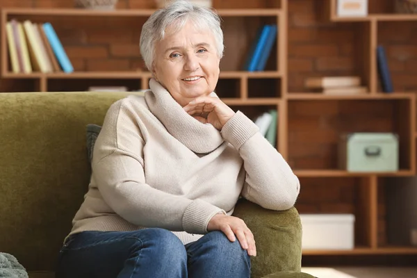 Portrait of elderly woman in nursing home — Stock Photo, Image