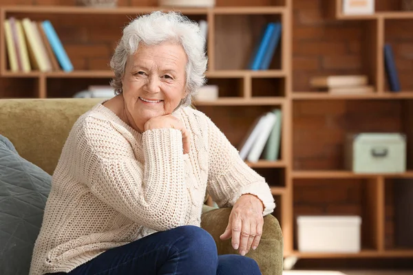 Ritratto di donna anziana in casa di cura — Foto Stock