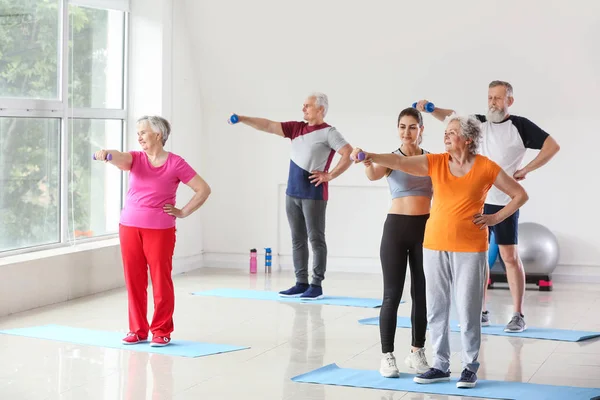 Spor salonunda eğitmen ile yaşlılar eğitimi — Stok fotoğraf