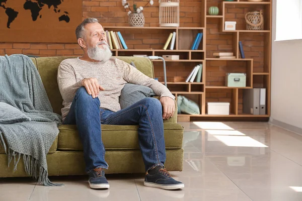 Retrato de anciano en residencia de ancianos — Foto de Stock