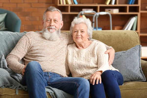 Ritratto di coppia anziana in casa di cura — Foto Stock