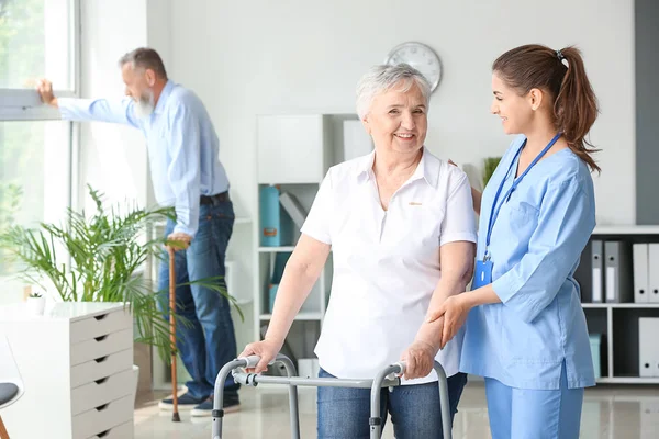 Seniorin mit Pflegerin im Pflegeheim — Stockfoto