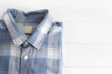 Beyaz masa üzerinde gömlek yığını