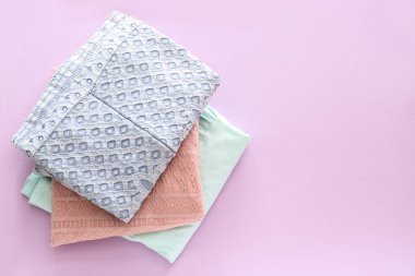 Renkli arka planda giysi yığını