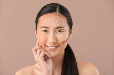 Renkli makyajlı Asyalı bir kadın.